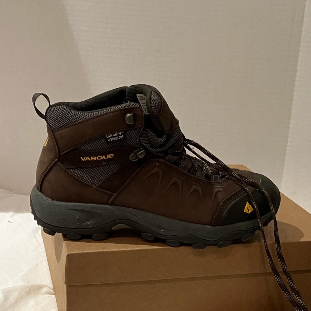 Men’s hiking boots. Size 7.5. Vasque brand. Worn on a 2 week vacation only. - Picture 4 of 6